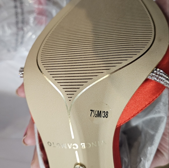 🔥TODAY ONLY 🔥Vince Camuto Red Shoes Heels Pointed Toe Satin New Sz 7.5 - Picture 8 of 9